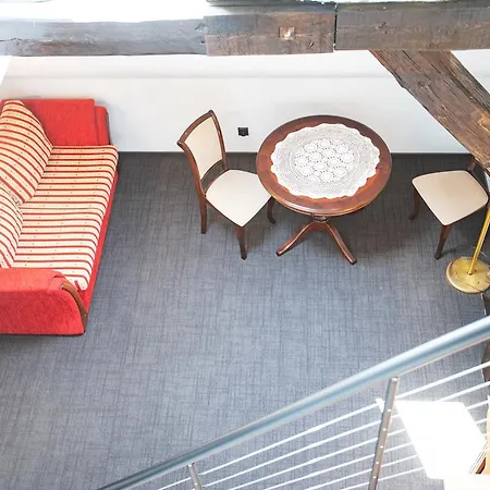 Pod Czarnym Labedziem 4*