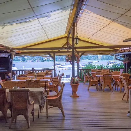 Pod Czarnym Labedziem 3*