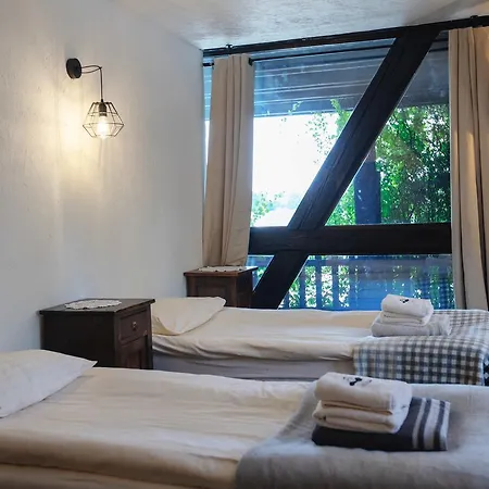 Pod Czarnym Labedziem 4*